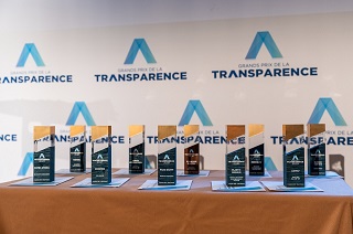 Imagem de troféus do Grands Prix de la Transparence reunidos em uma mesa