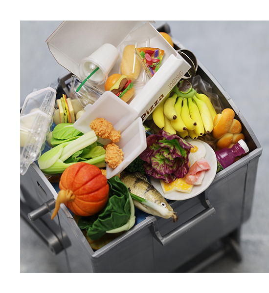 Cesto com alimentos sendo descartados