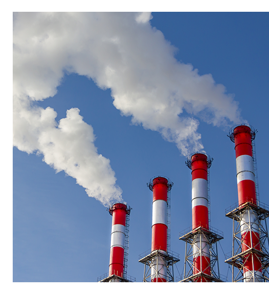 Chaminés liberando fumaça em usina industrial