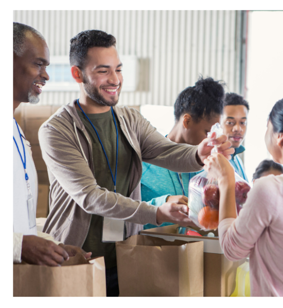 Grupo de pessoas realizando doação de alimentos