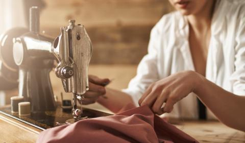 Imagem de uma mulher utilizando uma máquina de costura