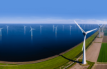 Campo a beira mar com turbinas eólicas