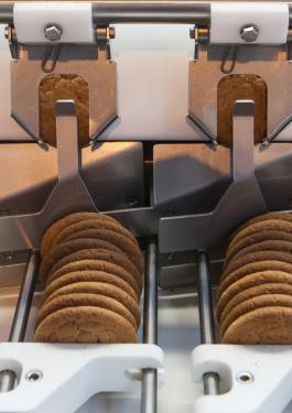  Imagem de três fileiras de biscoitos a serem servidos