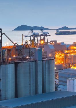 Imagem de silos de armazenamento em um site industrial