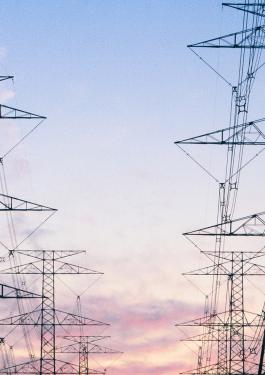 Imagem de duas fileiras de torres de distribuição de energia